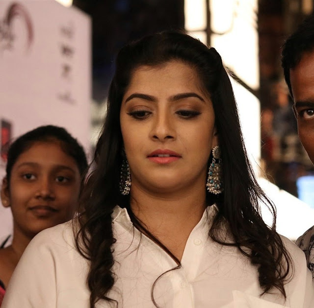 Varalaxmi Sarathkumar In White Top At Tamil Movie Celebrity Show 10